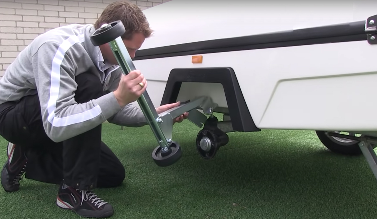 Storage bracket with wheel